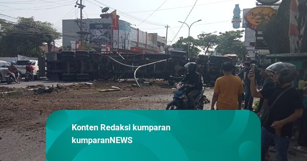 Truk Ugal-ugalan di Turunan Silayur Semarang, Tabrak Mobil dan Motor