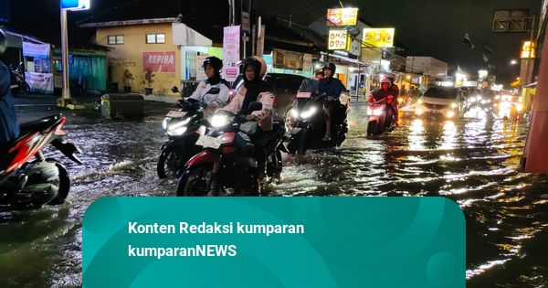 Hujan Deras Guyur Sleman, Air Meluap Genangi Jalan Godean