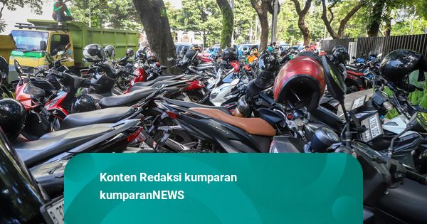 Foto: Parkir Motor Liar Penuhi Trotoar Lapangan Banteng