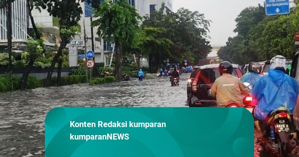 Jalan DI Pandjaitan Jaktim Terendam Banjir, Lalu Lintas Macet