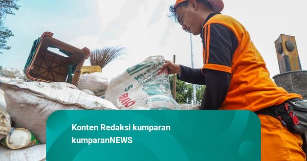 Foto: Di Tengah Polemik AI, PPSU Tetap Sigap Jaga Kebersihan Jakarta