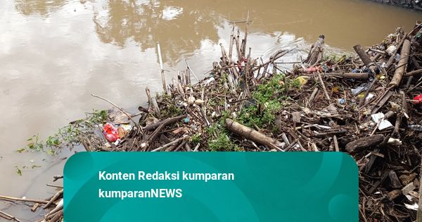 Hujan Mengguyur Kudus, Sisakan Tumpukan Sampah di Kolong Jembatan