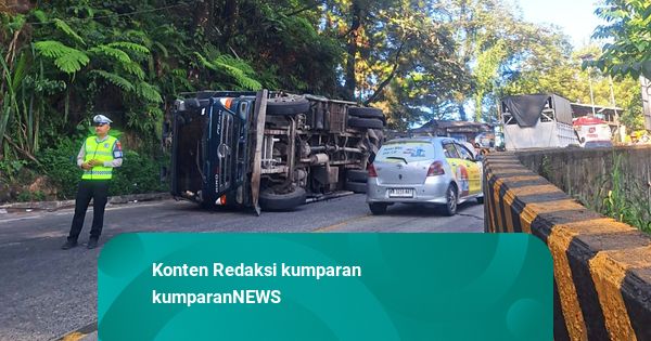 Tak Kuat Menanjak, Truk Angkut Semen Terbalik di Sitinjau Lauik