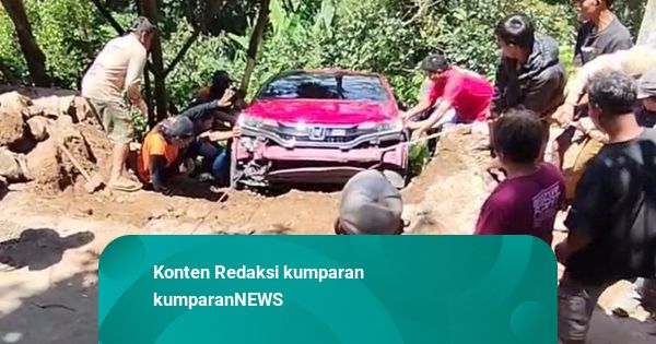 Maksa Putar Balik di Jalan Sempit, Mobil Terperosok ke Jurang di Kudus