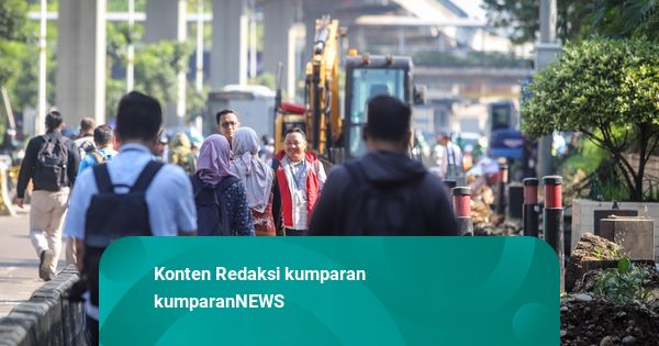 Foto: Dikebut Jelang HUT Jakarta, Trotoar Rasuna Said Berbenah Total