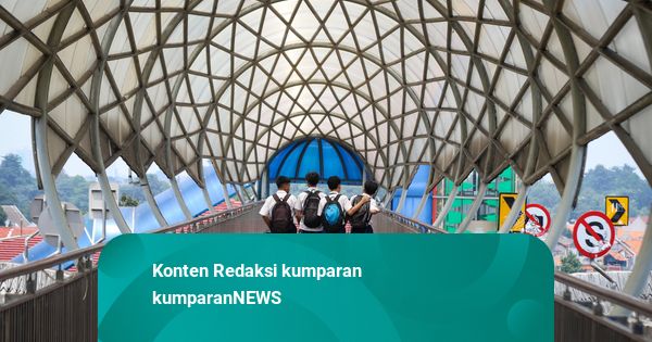 Foto: Sempat Rusak, Kini Lift JPO Lenteng Agung Kembali Beroperasi