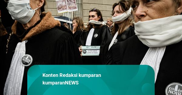 Foto: Tutup Mulut di Depan Pengadilan, Pengacara di Prancis Protes RUU Peradilan