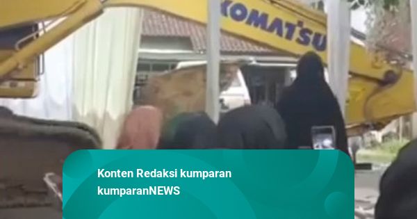 Momen Ekskavator Masuk Lokasi Tenda Hajatan di Sleman, Nyaris Tersangkut
