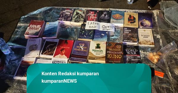Di Antara Cilok dan Buku: Raja Sinaga Nyalakan Literasi di Taman Cikapayang