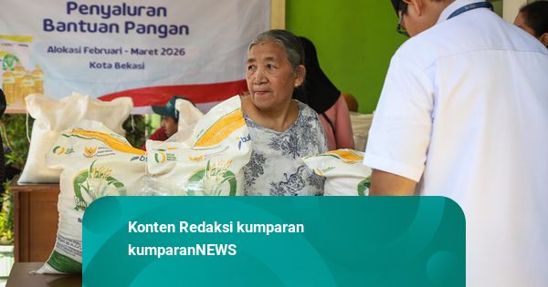Foto: Bantuan Pangan Digelontorkan, Warga Bekasi Terima Beras dan Minyak Gratis