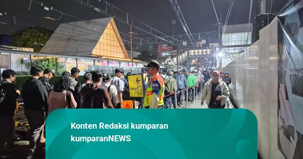 Antrian Penumpang di Stasiun Bogor Padat Imbas Penutupan Peron 6-8