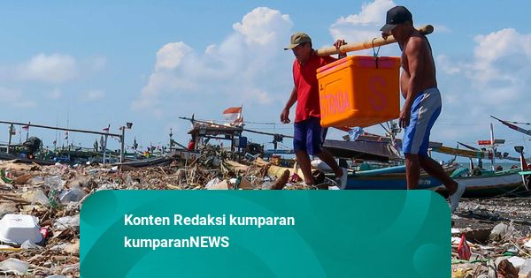 Foto: Sampah Menumpuk di Pesisir Banyuwangi Jadi Sorotan