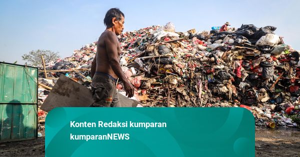 Foto: TPS Sriamur Kewalahan, Sampah Bekasi Kian Menumpuk