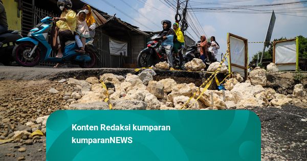 Foto: Jalan Amblas di Bekasi Bikin Waswas Pengendara
