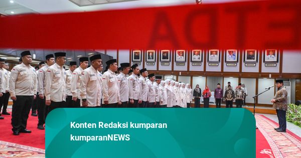 Pramono Kukuhkan 117 Petugas Haji DKI Jakarta, Minta Layani Jemaah Sepenuh Hati