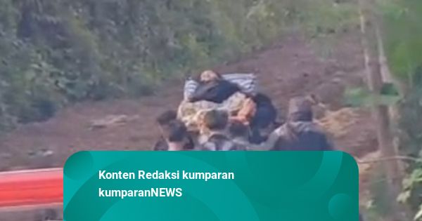 Ambulans Terjebak, Ibu Hamil Ditandu ke RS Lintasi Medan Berlumpur di Cianjur