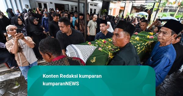 Foto: Duka Kecelakaan Helikopter Sekadau, Delapan Korban Dimakamkan