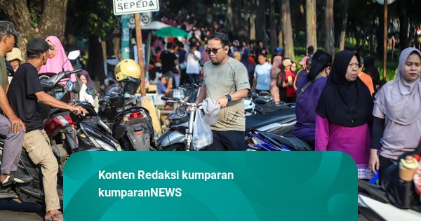 Foto: Bahu Jalan BKT Mendadak Jadi Lahan Parkir, Ruang Pejalan Kaki Menyempit