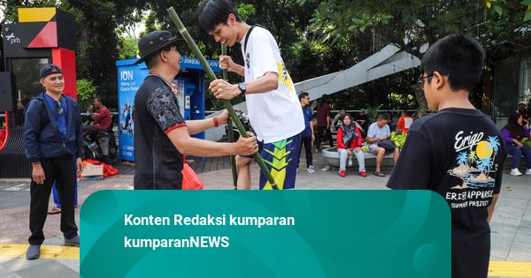 Foto: Melestarikan Permainan Egrang di CFD Jakarta