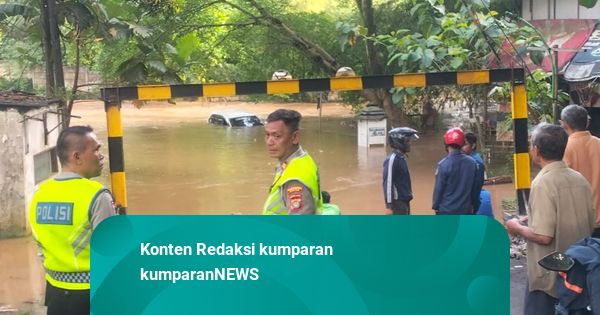 Nekat Terjang Banjir di Depok, Mobil Taksi Online Tenggelam Tinggal Atapnya