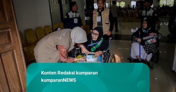 Foto: Persiapan Calon Jemaah Haji Kloter Pertama di Asrama Haji Pondok Gede