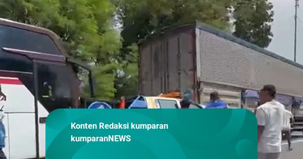 Bus Primajasa Tabrak Mobil Petugas Tol Cipularang yang Tengah Bantu Truk Rusak