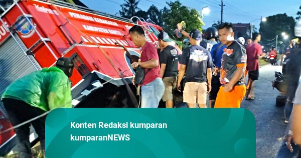 Jalan Sempit dan Licin, Damkar Bantul Terperosok ke Sawah saat Kejar Kebakaran