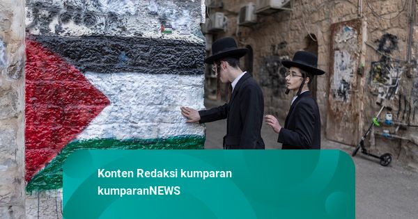 Foto: Yahudi Ortodoks Kibarkan Bendera Palestina di Hari Kemerdekaan Israel