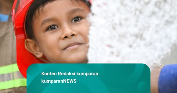 Foto: Kenalkan Profesi Petugas Damkar, Anak-anak Diajak Main Hujan Buatan