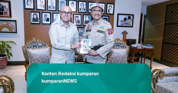 Stafsus Presiden Beri Gus Ipul Buku Saku Program Dukungan Kesejahteraan Sosial