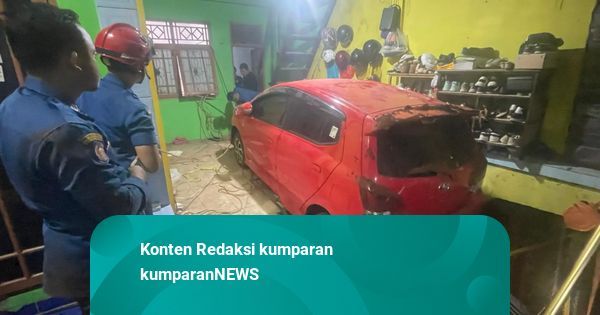 Damkar Evakuasi Mobil Jeblos ke Septic Tank Sedalam 3 Meter di Depok