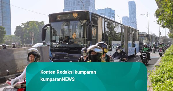 Foto: Peringati Hari Transportasi Nasional, Naik Bus Transj-MRT-LRT Gratis