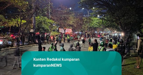 Demo di Makassar Ricuh, Massa Berbaju Ojol dan Mahasiswa Saling Lempar