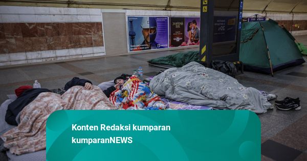 Foto: Hindari Serangan Udara Rusia, Warga Kiev Berlindung di Stasiun Bawah Tanah
