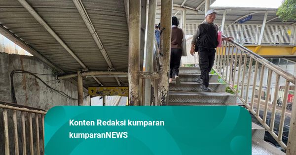 Saat Warga Keluhkan Bau Pesing di JPO Stasiun Palmerah