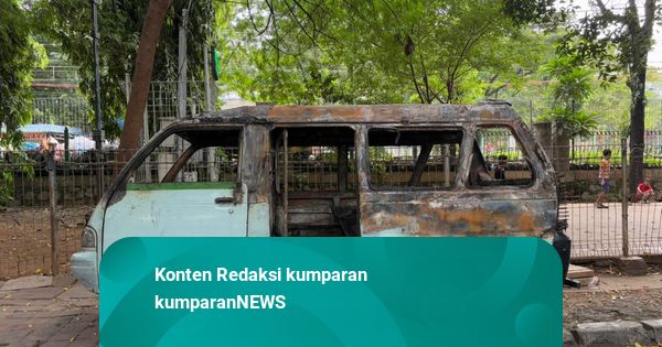Teguran Berujung Hangusnya Angkot di Tanah Abang