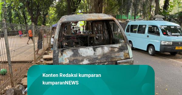 Penampakan Angkot yang Dibakar karena Persoalan Sopir Serobot Antrean Ngetem