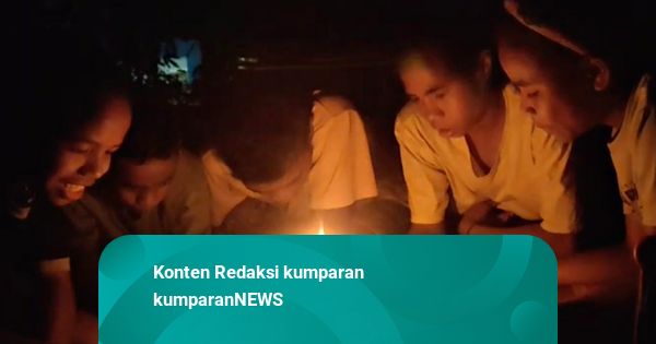 Kisah Anak-anak di Desa Huku Kecil Maluku Belajar dalam Temaram
