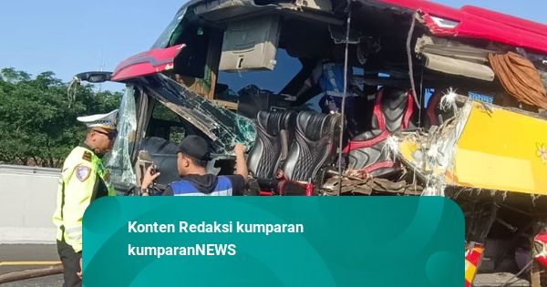 Bus Tabrak Truk Pakan Ayam di Tol Pasuruan, 12 Orang Luka