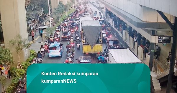 Truk Gangguan Ban di Jalan Gatot Subroto, Jaksel, Lalin Padat