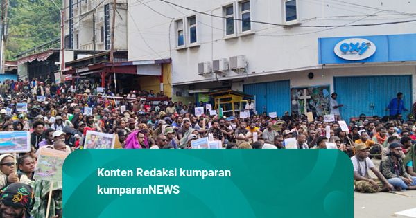 Demo di Jayapura Ricuh: Massa Lempari Polisi, Bakar Mobil, hingga Rusak Gerobak