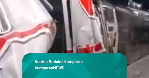 Foto: KRL Terbelah Dihantam KA Argo Bromo di Stasiun Bekasi Timur