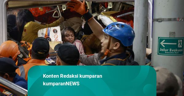 Foto: Berjibaku Selamatkan Korban Tabrakan KRL Vs Kereta Argo Bromo