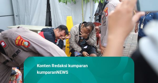 Foto: Pecah Tangis Keluarga Korban Kecelakaan KRL di Stasiun Bekasi Timur