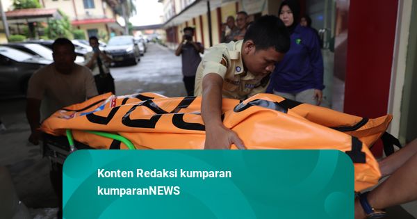 Foto: Belasan Jenazah Korban Kecelakaan KA vs KRL di Bekasi Dibawa ke RS Polri