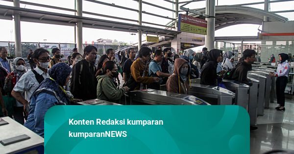 Foto: Kecelakaan Kereta Picu Rekayasa Operasi, Penumpang KRL Menumpuk di Bekasi
