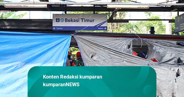Foto: Proses Evakuasi Korban Kecelakaan KA Argo Bromo dan KRL di Bekasi Timur