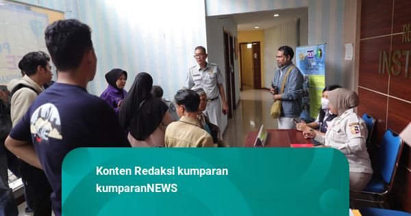 Tangis-Cemas, Keluarga Korban Kecelakaan Kereta Bekasi Berdatangan ke RS Polri