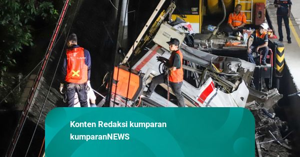 Foto: Kecelakaan Maut di Bekasi, Evakuasi Gerbong KRL Masih Berlangsung