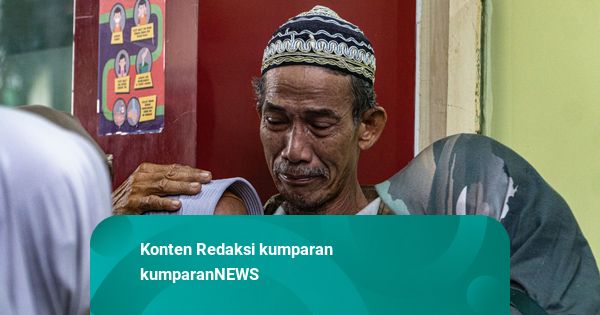 Foto: Tangis Pecah Saat Penyerahan Jenazah Korban Kecelakaan KRL di RS Polri